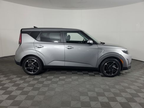 Used 2023 Kia Soul EX image 3