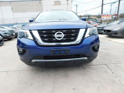 Used 2017 Nissan Pathfinder SV image 2