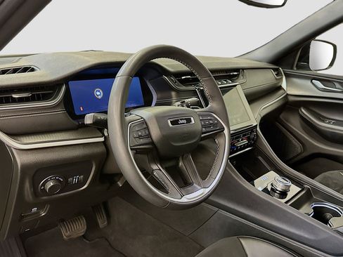 Used 2023 Jeep Grand Cherokee Altitude image 18