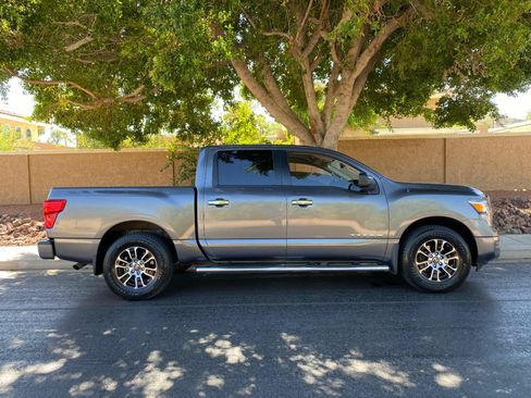 Used 2021 Nissan Titan SV w/ SV Convenience Package RWD image 4