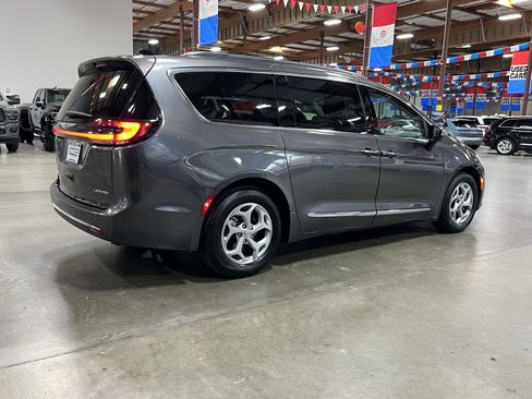 Used 2023 Chrysler Pacifica Limited FWD image 6