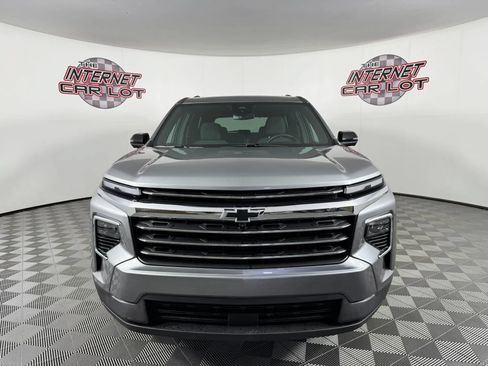 Used 2025 Chevrolet Traverse LT w/ Sun and Wheel Package AWD/4WD image 2