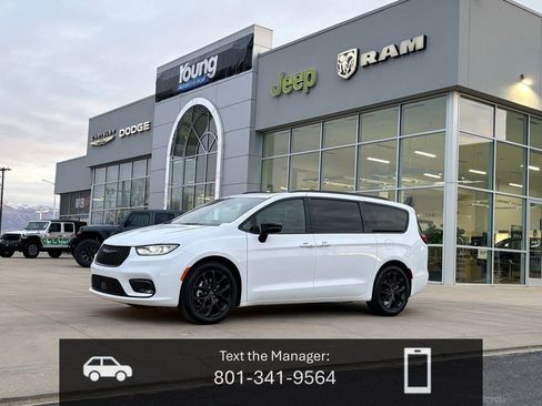 New 2026 Chrysler Pacifica Limited w/ S Appearance Package image 1