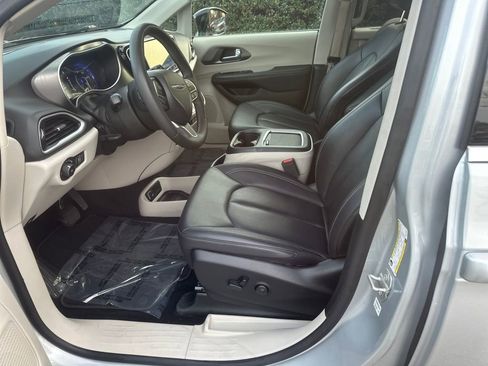 Used 2024 Chrysler Pacifica Touring-L image 5