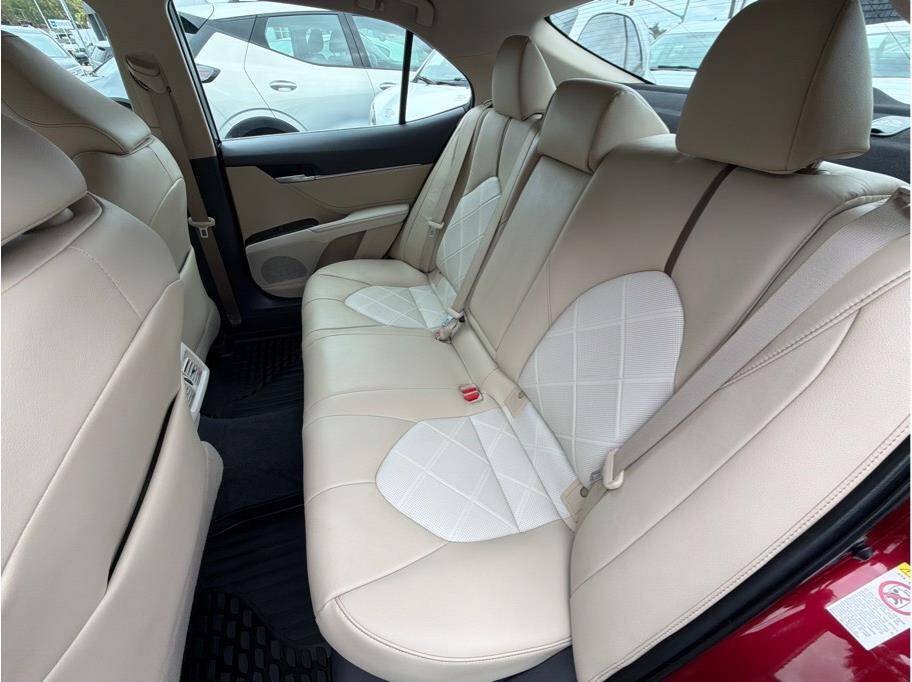 Used 2018 Toyota Camry XLE FWD image 21
