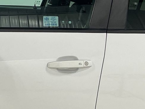 Used 2022 Chevrolet Trax LT w/ LT Convenience Package image 16