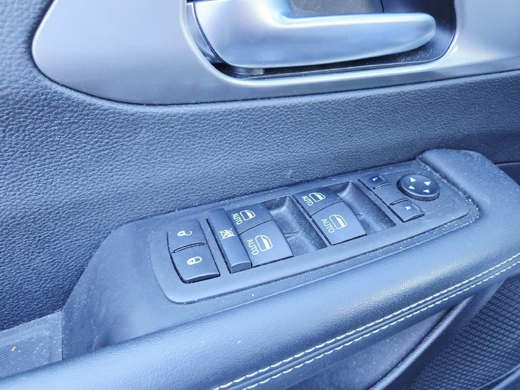 Certified 2025 Chrysler Pacifica Select FWD image 35