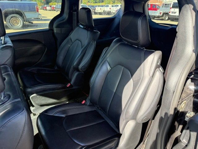 Used 2023 Chrysler Pacifica Touring-L w/ S Appearance Package FWD image 7