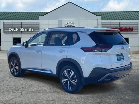 Used 2023 Nissan Rogue SL w/ SL Premium Package image 5