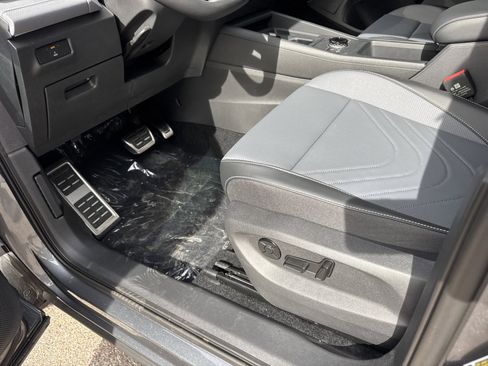 New 2026 Volkswagen Tiguan SE R-Line FWD image 14