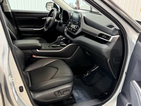 Used 2022 Toyota Highlander XLE AWD/4WD image 19
