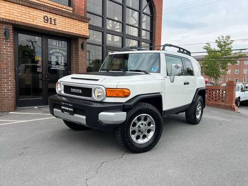 Used 2013 Toyota FJ Cruiser 4WD w/ Upgrade Pkg image 2