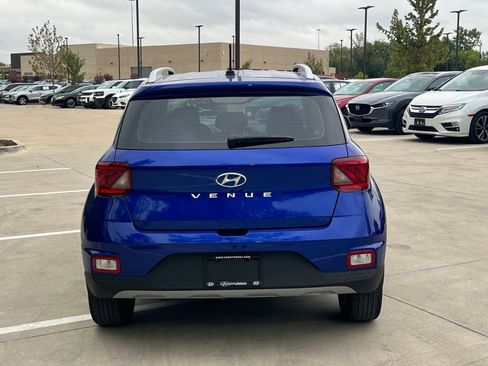 Certified 2025 Hyundai Venue SEL FWD image 11