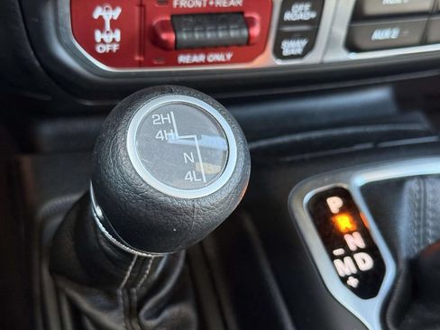 Used 2025 Jeep Wrangler Unlimited Rubicon AWD/4WD image 28