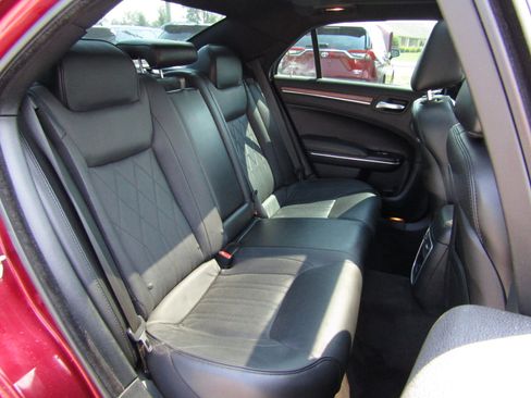 Used 2017 Chrysler 300 C Platinum image 26