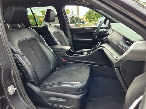 Used 2023 Jeep Grand Cherokee Altitude RWD image 16