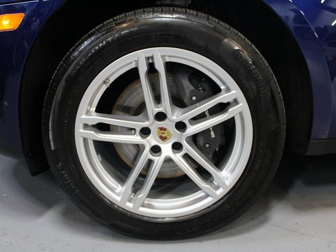 Certified 2025 Porsche Macan image 11
