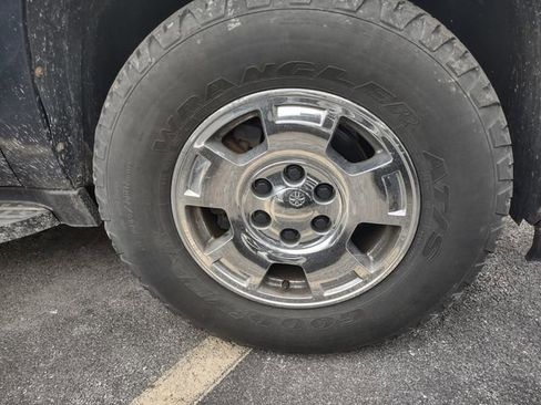 Used 2009 Chevrolet Suburban LS RWD image 16