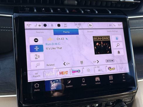 Used 2025 Jeep Grand Cherokee L Limited w/ Luxury Tech Group II image 16