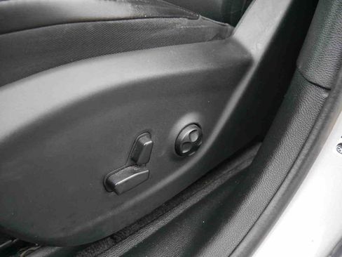 Used 2019 Jeep Cherokee Limited image 27