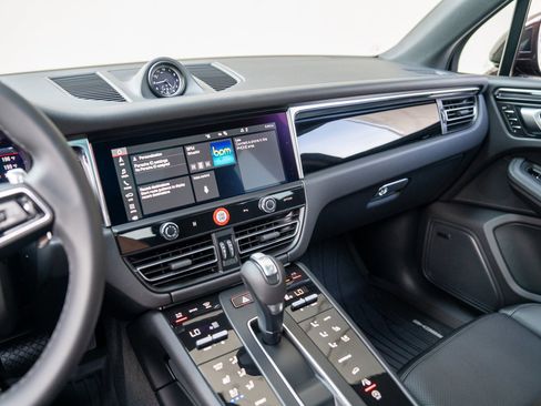 Certified 2025 Porsche Macan image 14