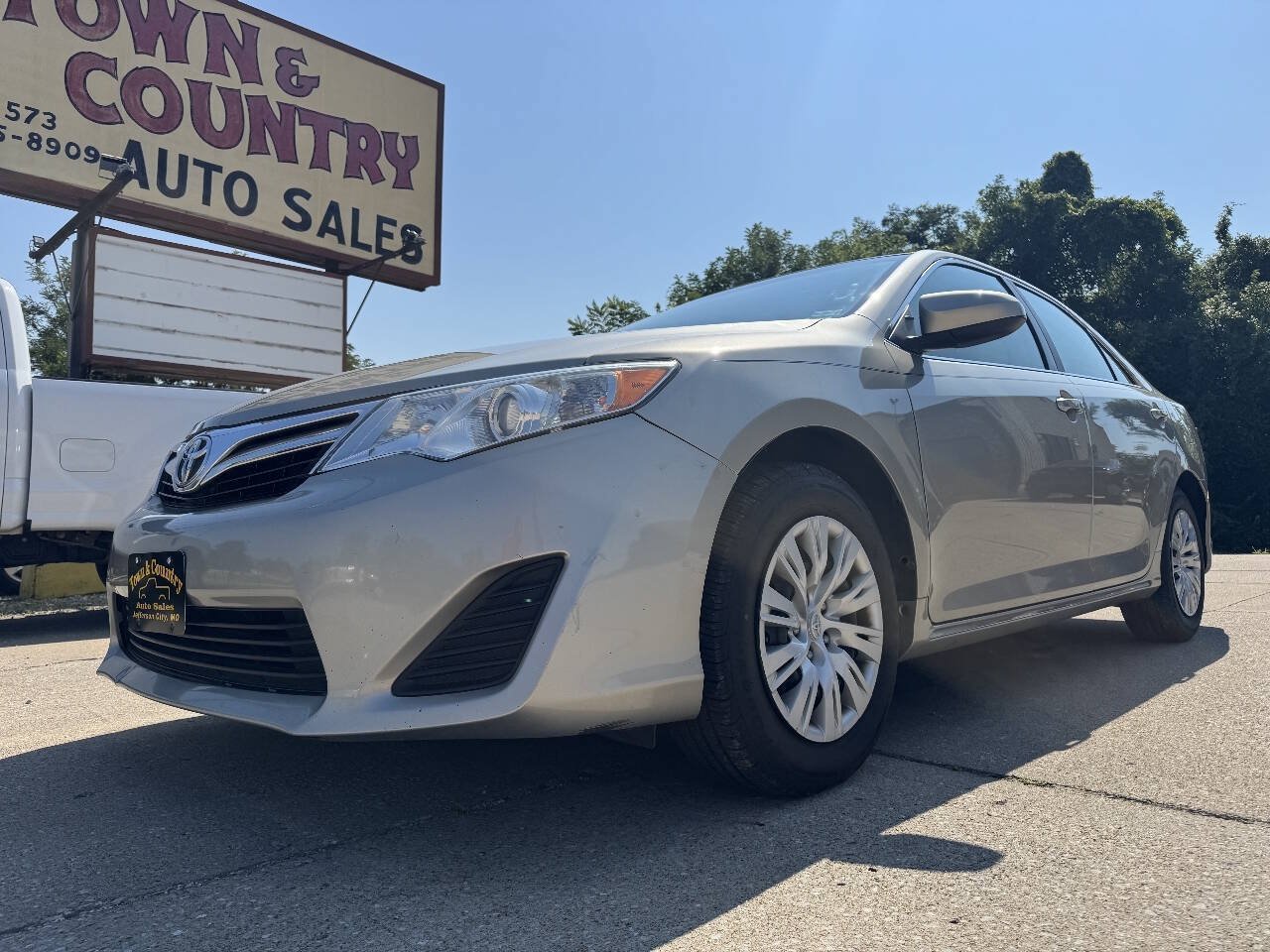 Used 2014 Toyota Camry LE FWD image 1