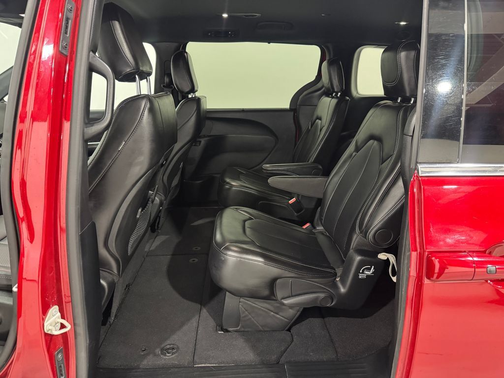 Used 2025 Chrysler Pacifica Select FWD image 19
