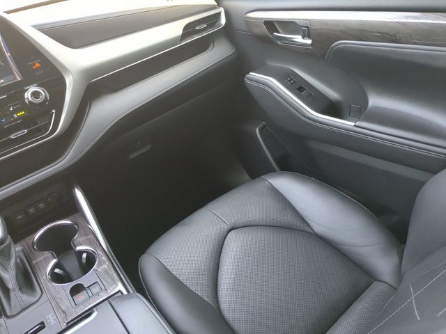Used 2020 Toyota Highlander Platinum FWD image 19