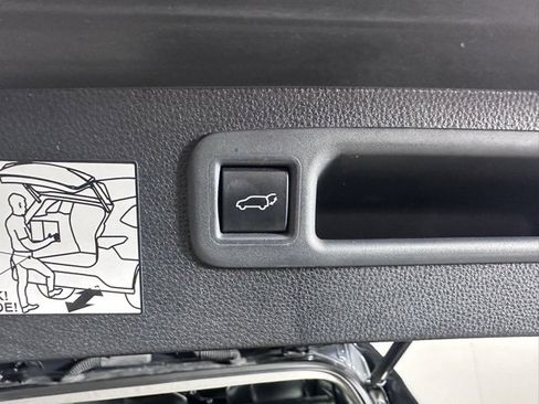 Used 2023 Toyota Highlander Limited image 16