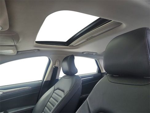 Used 2018 Ford Fusion SE w/ Fusion SE Technology Package image 11