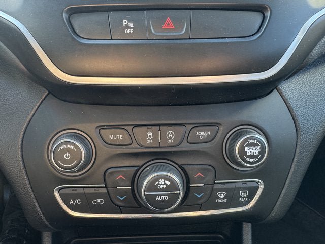 Used 2019 Jeep Cherokee Latitude Plus w/ Comfort/Convenience Group AWD/4WD image 22