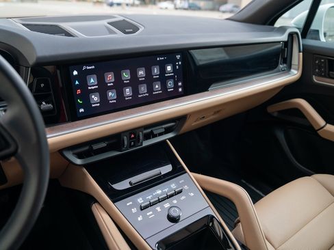 Used 2025 Porsche Cayenne image 16