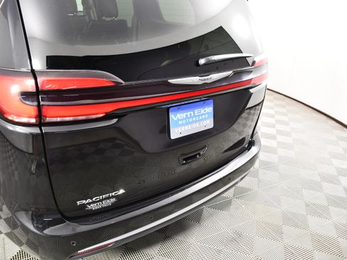 Used 2024 Chrysler Pacifica Touring-L FWD image 15
