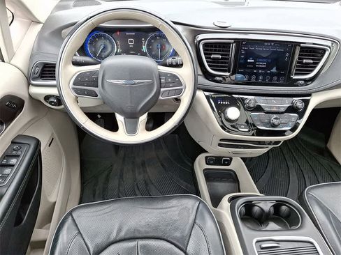 Used 2018 Chrysler Pacifica Limited image 11