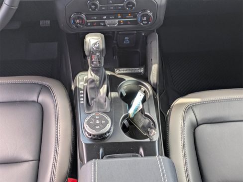 New 2025 Ford Bronco Outer Banks w/ Sasquatch Package image 19