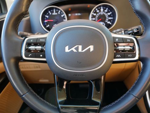 Certified 2024 Kia Carnival LX image 24