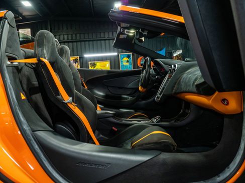 Used 2018 McLaren 570S Spider image 38