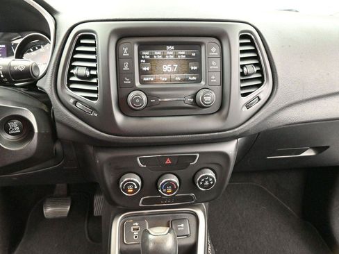 Used 2018 Jeep Compass Latitude FWD image 19
