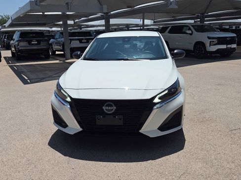 Used 2025 Nissan Altima 2.5 SV FWD image 3