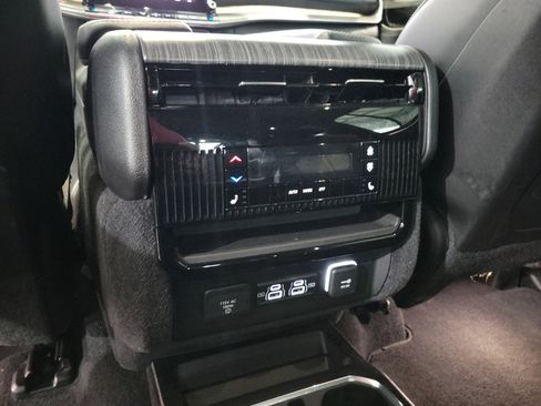 Used 2024 Jeep Wagoneer Series III AWD/4WD image 9