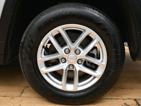 Used 2023 Jeep Grand Cherokee L Laredo image 12