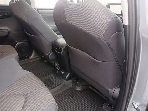 Used 2023 Toyota Highlander LE FWD image 19