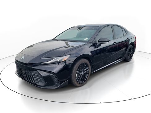Used 2025 Toyota Camry SE FWD image 3
