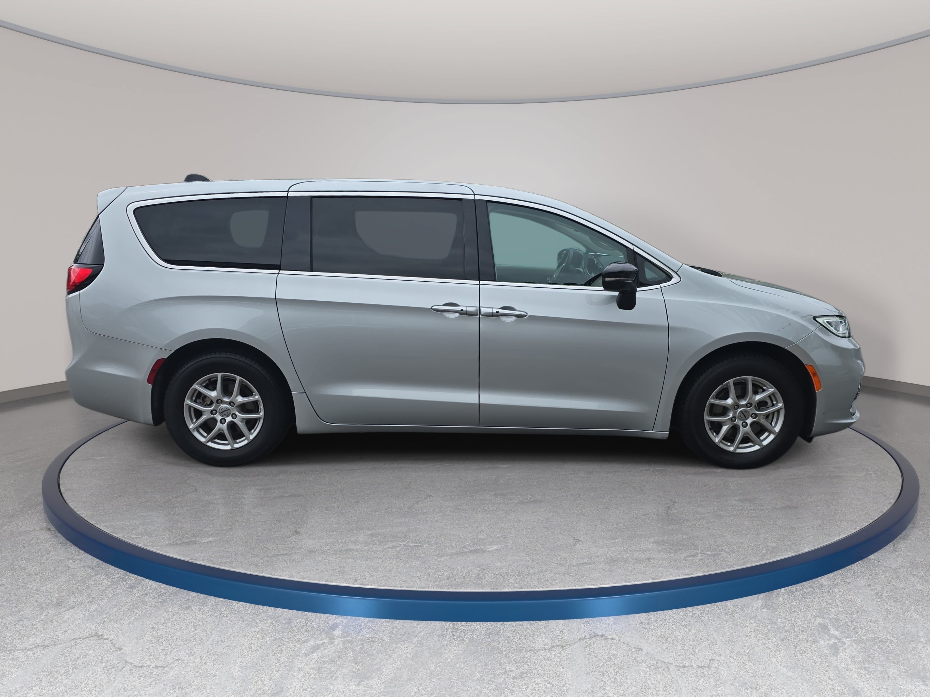 Used 2024 Chrysler Pacifica Touring-L FWD image 4