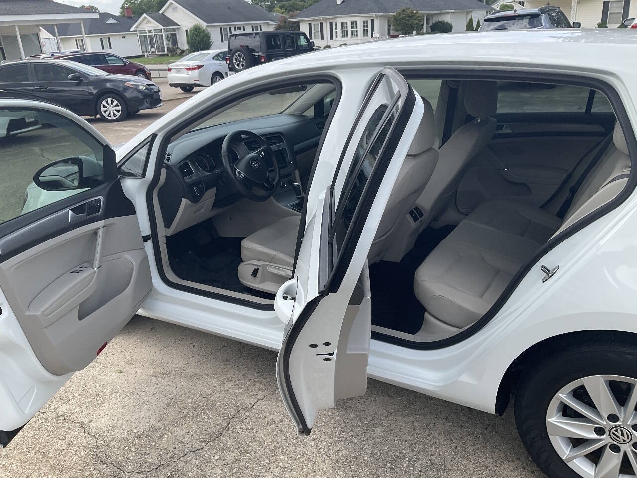 Used 2015 Volkswagen Golf S FWD image 9
