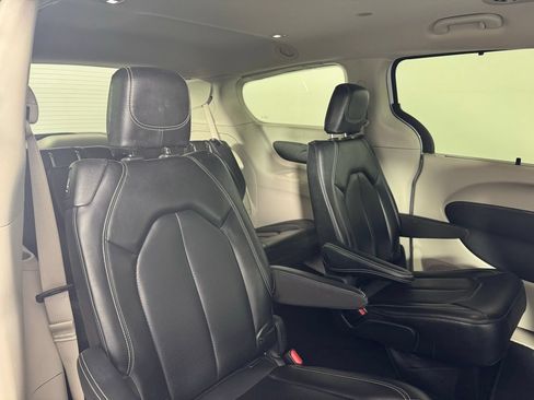 Used 2023 Chrysler Pacifica Touring-L FWD image 18