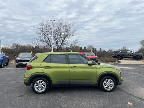 Used 2022 Hyundai Venue SE image 3