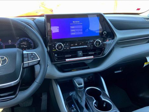 Used 2025 Toyota Highlander Limited image 6
