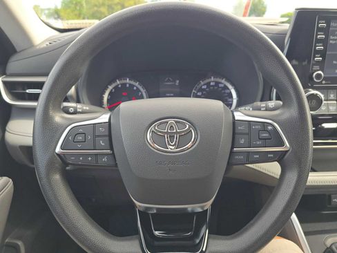 Used 2021 Toyota Highlander L image 22