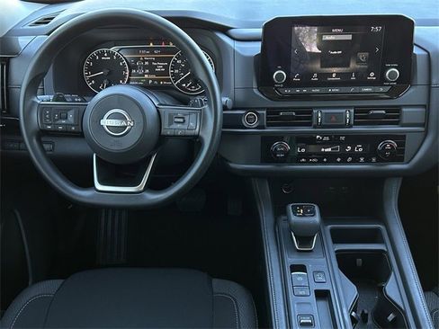 Used 2024 Nissan Pathfinder S image 12